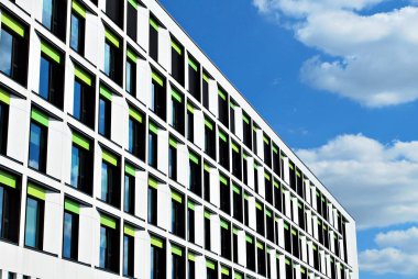 Modern bina. Camdan yapılmış modern ofis binası.