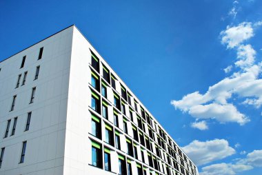 Modern bina. Camdan yapılmış modern ofis binası.