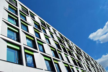 Modern bina. Camdan yapılmış modern ofis binası.