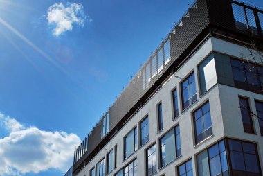 Modern bina. Camdan yapılmış modern ofis binası.