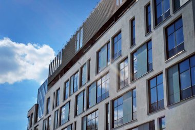 Modern bina. Camdan yapılmış modern ofis binası.