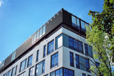 Modern bina. Camdan yapılmış modern ofis binası.