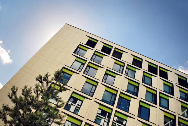 Modern bina. Camdan yapılmış modern ofis binası.