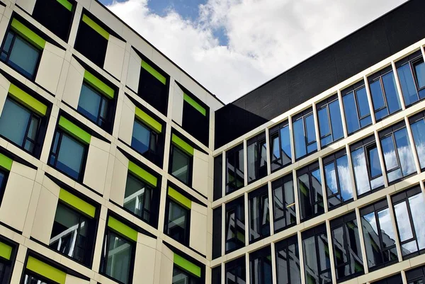 Modern bina. Camdan yapılmış modern ofis binası.