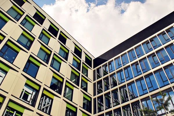 Modern bina. Camdan yapılmış modern ofis binası.