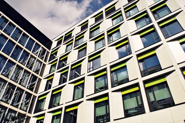 Moderno edificio de oficinas con fachada de vidrio — Foto de Stock