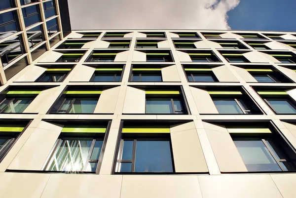 Modern bina. Camdan yapılmış modern ofis binası.