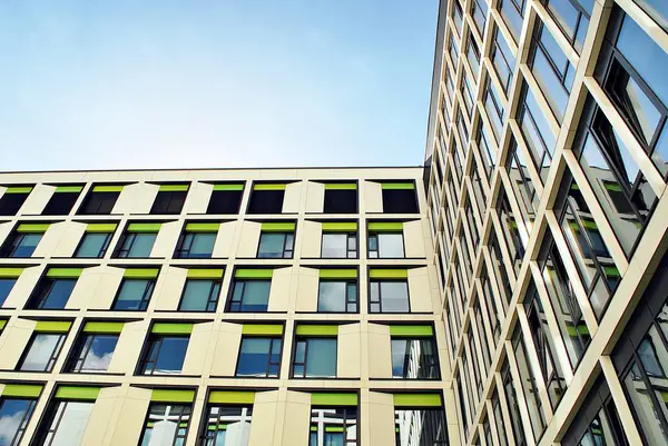 Modern bina. Camdan yapılmış modern ofis binası.