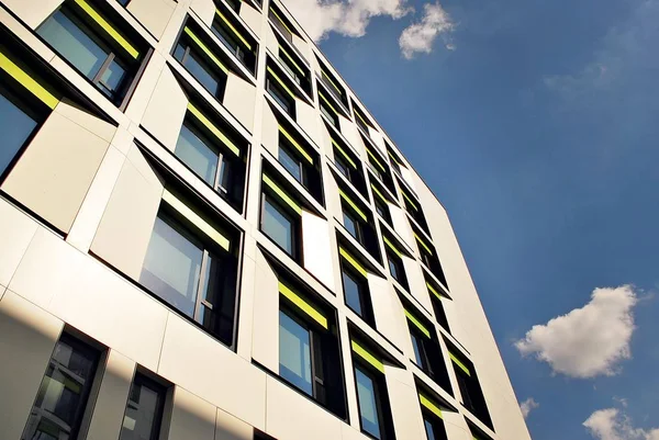 Modern bina. Camdan yapılmış modern ofis binası.