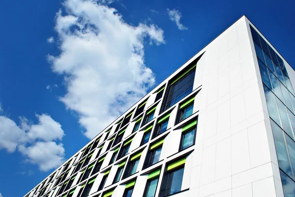 Modern bina. Camdan yapılmış modern ofis binası.