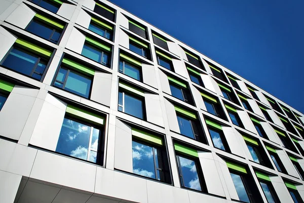 Modern bina. Camdan yapılmış modern ofis binası.