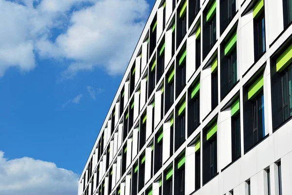 Modern bina. Camdan yapılmış modern ofis binası.