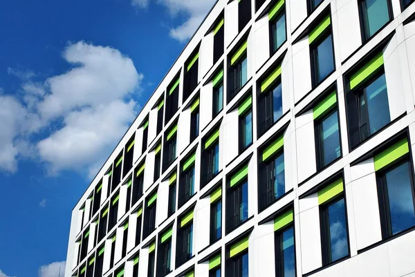 Modern bina. Camdan yapılmış modern ofis binası.