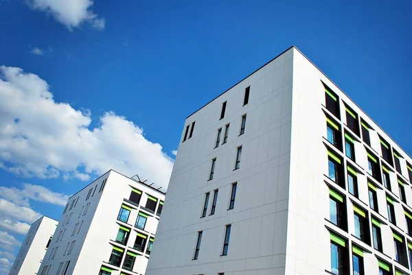 Moderno edificio de oficinas con fachada de vidrio —  Fotos de Stock