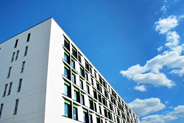 Modern byggnad.Modern kontorsbyggnad med glasfasad — Stockfoto