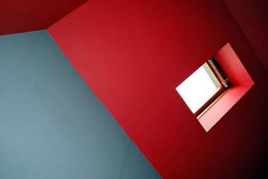 yeni çatı, merdiven ile kırmızı duvar iç