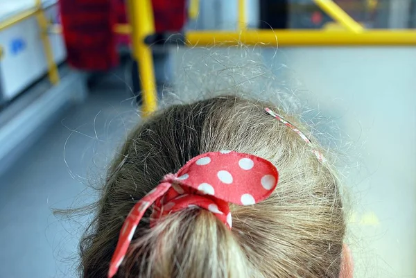 Una niñita va en autobús. — Foto de Stock