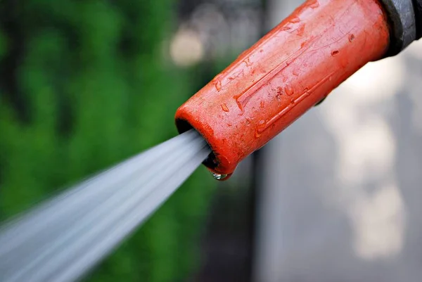 Water spraying from a garden hose — Stock Photo, Image