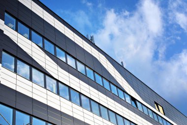 Modern bina. Camdan yapılmış modern ofis binası.