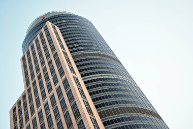 Modern bina. Camdan yapılmış modern ofis binası.