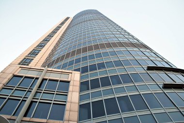 Modern bina. Camdan yapılmış modern ofis binası.