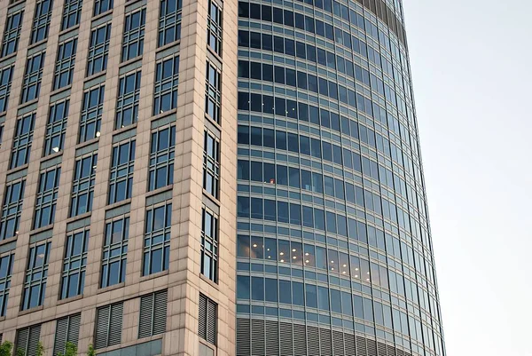 Moderní budova Moderní kancelářská budova s fasádou ze skla — Stock fotografie