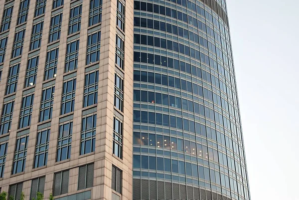 Moderno edificio de oficinas con fachada de vidrio — Foto de Stock