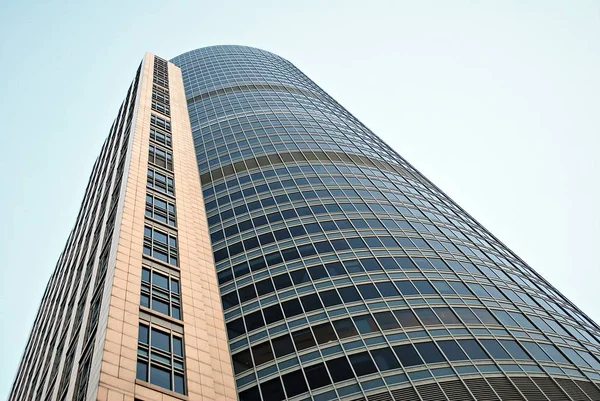 Edifício moderno.Edifício de escritório moderno com fachada de vidro — Fotografia de Stock