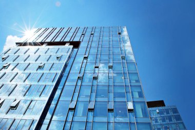 Modern bina. Camdan yapılmış modern ofis binası.