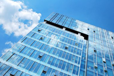 Modern bina. Camdan yapılmış modern ofis binası.