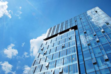 Modern bina. Camdan yapılmış modern ofis binası.