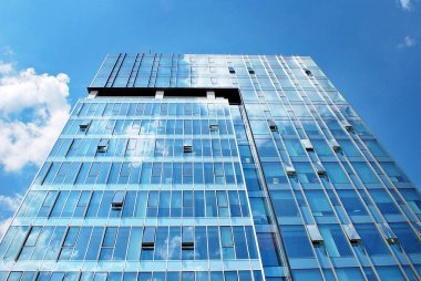 Modern bina. Camdan yapılmış modern ofis binası.