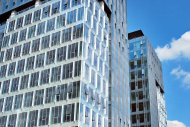 Modern bina. Camdan yapılmış modern ofis binası.