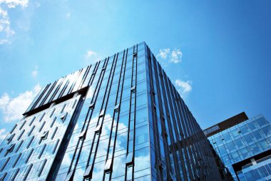 Modern bina. Camdan yapılmış modern ofis binası.