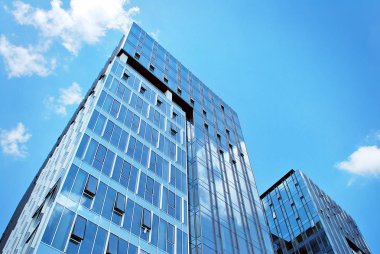 Modern bina. Camdan yapılmış modern ofis binası.