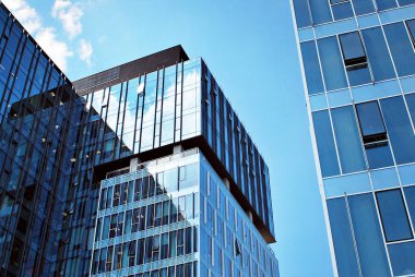 Modern bina. Camdan yapılmış modern ofis binası.