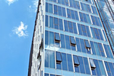 Modern bina. Camdan yapılmış modern ofis binası.