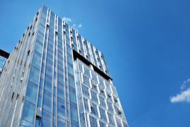 Modern bina. Camdan yapılmış modern ofis binası.