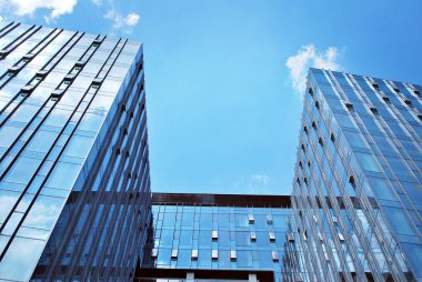 Modern bina. Camdan yapılmış modern ofis binası.