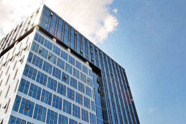 Modern bina. Camdan yapılmış modern ofis binası.