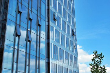 Modern bina. Camdan yapılmış modern ofis binası.