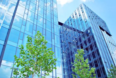 Modern bina. Camdan yapılmış modern ofis binası.