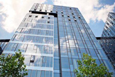 Modern bina. Camdan yapılmış modern ofis binası.