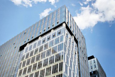 Modern bina. Camdan yapılmış modern ofis binası.