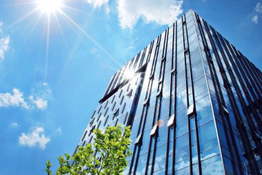 Modern bina. Camdan yapılmış modern ofis binası.