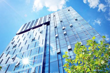 Modern bina. Camdan yapılmış modern ofis binası.