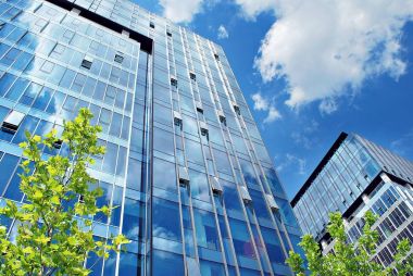 Modern bina. Camdan yapılmış modern ofis binası.