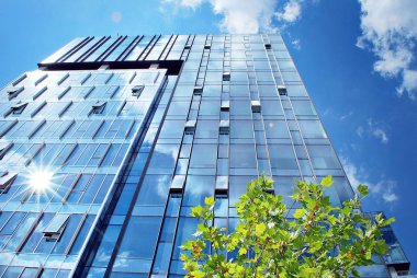 Modern bina. Camdan yapılmış modern ofis binası.