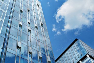 Modern bina. Camdan yapılmış modern ofis binası.