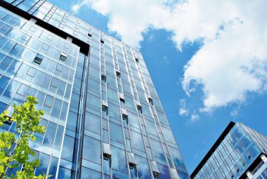 Modern bina. Camdan yapılmış modern ofis binası.